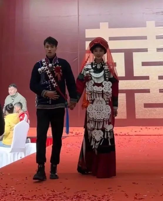 网红彝族最美新娘L果果被绿，老公和小三聊天记录不堪入目_秀人网摄影